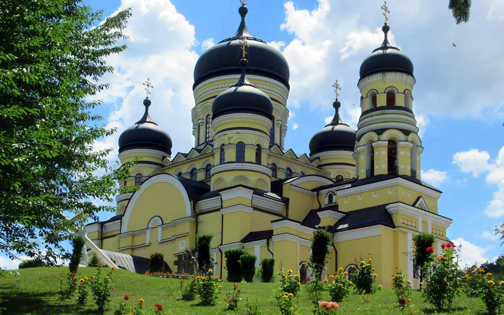 Le monastère Hancu au bord de la rivière Cogalnic