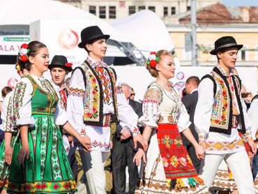 https://voyages-moldavie.com/wp-content/uploads/2019/06/img-3-evenements-jour-vin.jpeg