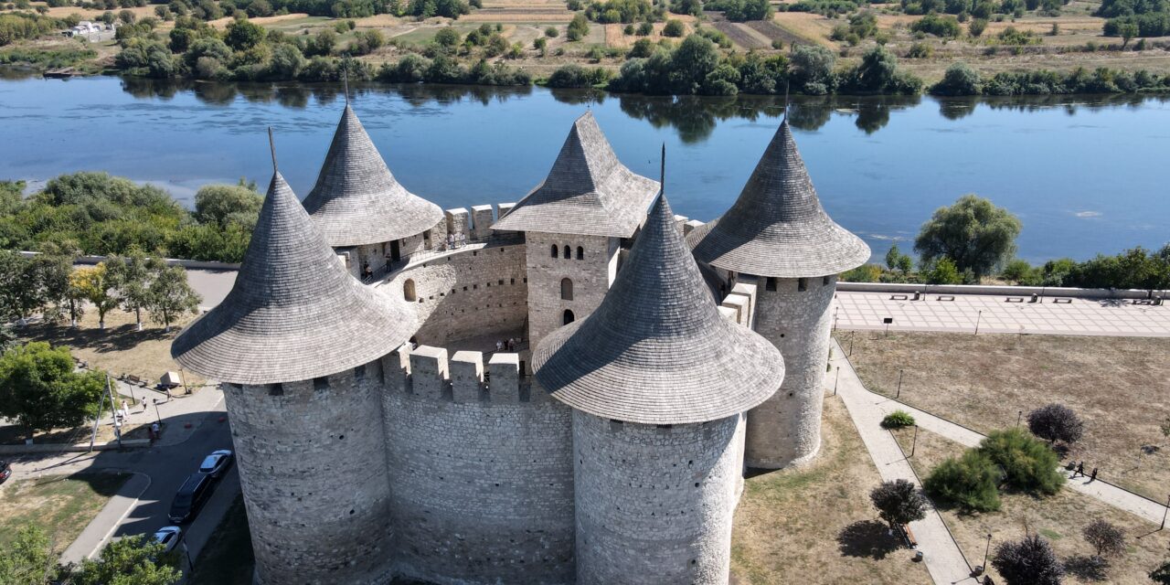 https://voyages-moldavie.com/wp-content/uploads/2020/03/soroca-fortress-1280x640.jpg