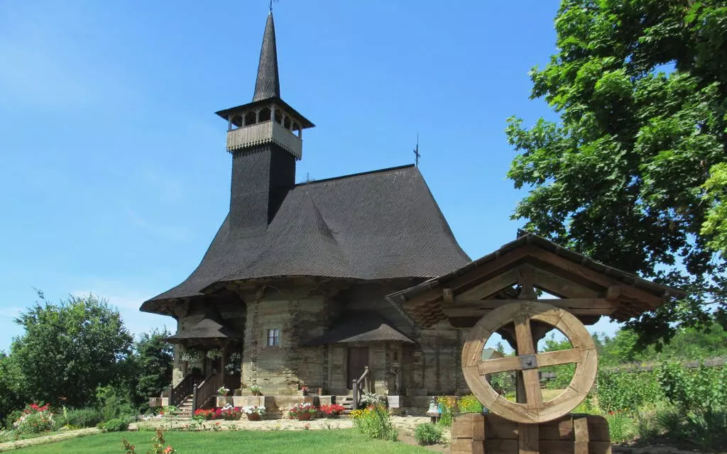 Eglise en bois « Adormirea Maicii Domnului » – la plus grande église en bois du pays