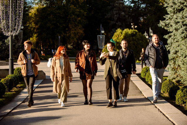 Viaggi immersivi: le nostre guide esperte offrono approfondimenti culturali unici durante tour a piedi personalizzati nel cuore della Moldavia.