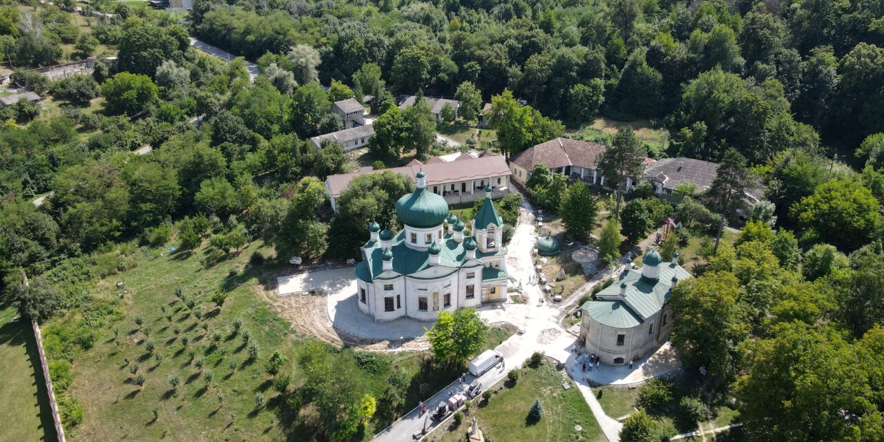 https://voyages-moldavie.com/wp-content/uploads/2025/10/Codrita-Monastere-cu-dron-1280x640.jpg