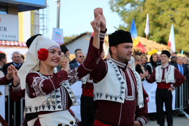L'autunno è arrivato... la vendemmia è finita, il vino giovane fermenta nelle botti: è tempo di festeggiare! Il 9 novembre 2025, nella piazza centrale di Comrat, in Moldavia, si terrà la tradizionale festa del vino "Gagauze şarap yortusu - 2025". Ogni partecipante avrà l'opportunità di scoprire la ricchezza della cucina gagauza: assaggiando l'autentico kaurma, i profumati involtini di cavolo ripieni, i croccanti gozleme e assaporando i migliori vini gagauzi.