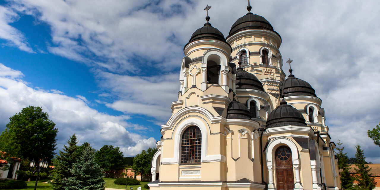 https://voyages-moldavie.com/wp-content/uploads/2025/11/MANASTIREA-CAPRIANA-2-1280x640.jpg