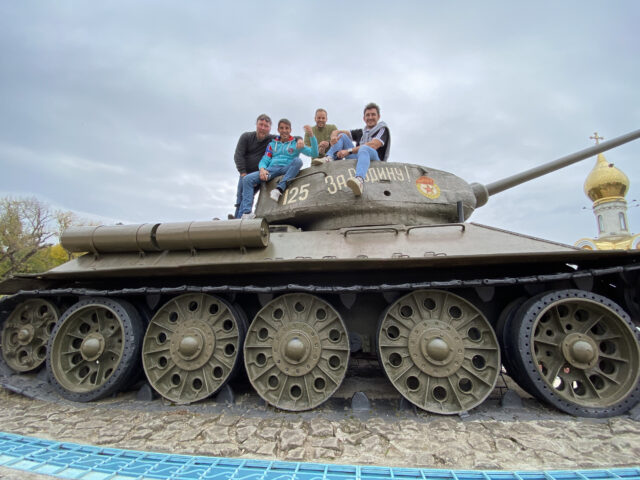 Transnistrien und eine Führung durch Tiraspol und Bender mit einem Reiseführer und einer Gruppe.