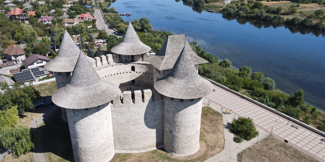 https://voyages-moldavie.com/wp-content/uploads/2025/12/soroca-cetatea-cu-sus-cu-dron-1-1280x640.jpg