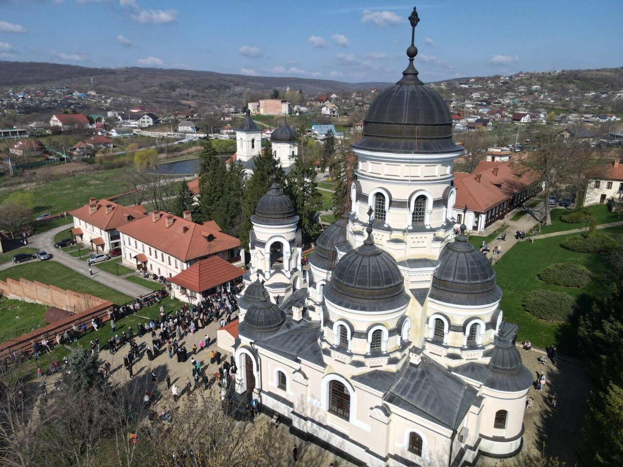 FLORII IN MOLDOVA: WHAT A WESTERN VISITOR ACTUALLY SEES