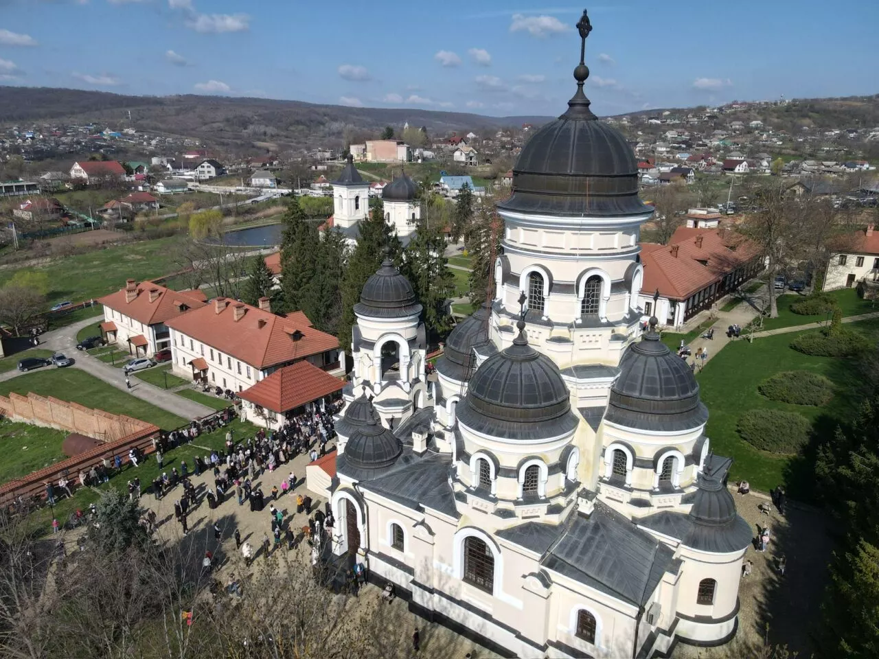 FLORII IN MOLDOVA: WHAT A WESTERN VISITOR ACTUALLY SEES